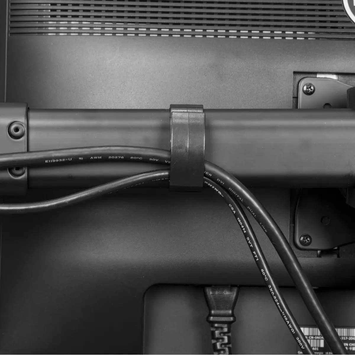Dreifach Höhenverstellbarer Monitorarm für Surround Setup für bis zu 61 cm (24")