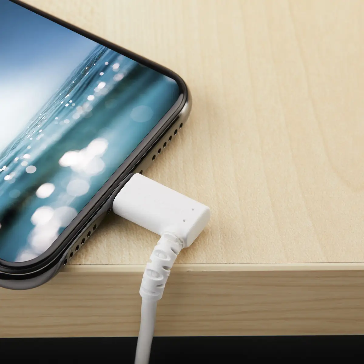 abgewinkeltes Lightning- auf USB-Kabel Stecker/Stecker Weiß 2m