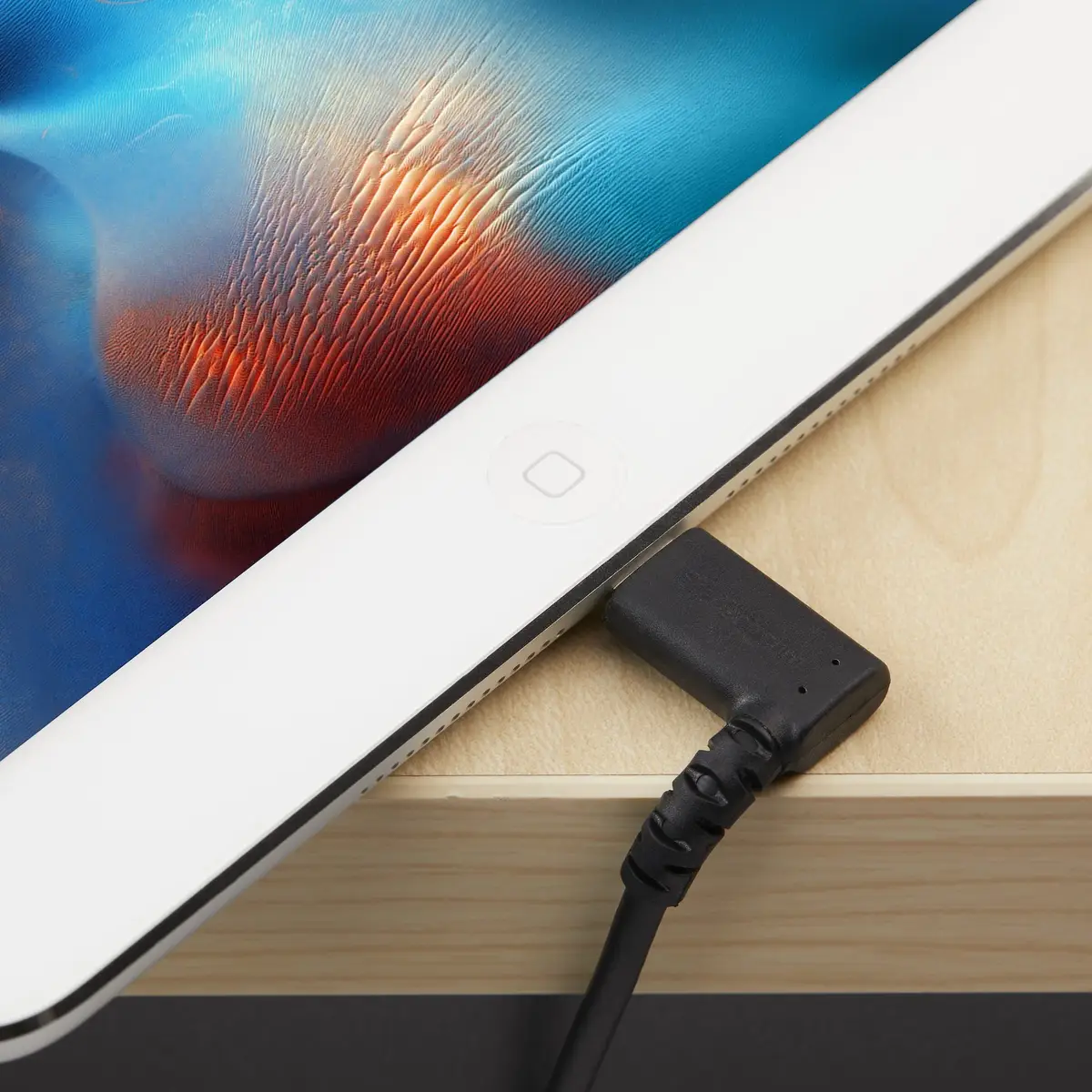 abgewinkeltes Lightning- auf USB-Kabel Stecker/Stecker Schwarz 2m