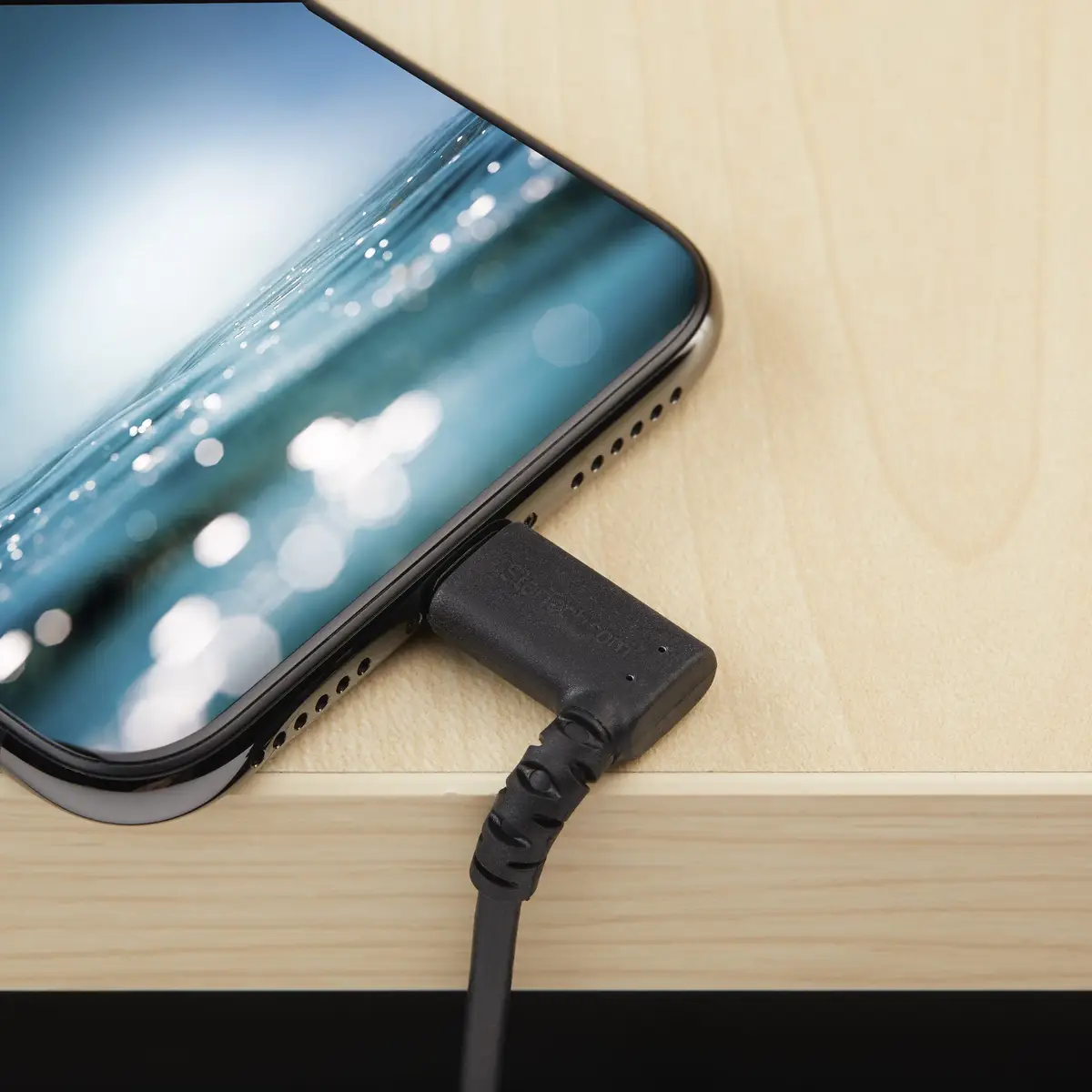 abgewinkeltes Lightning- auf USB-Kabel Stecker/Stecker Schwarz 2m