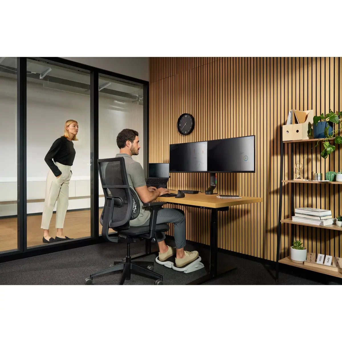 Platzsparender Dual Monitorarm