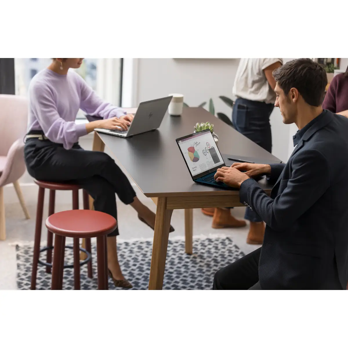 HP EliteBook 650 G9 Intel Core i5-1235U 1,3GHz 16GB DDR4 512GB SSD M.2 39,6cm (15,6") 1920x1080 Pixel Sound/LAN onboard VGA Intel Iris Xe Graphics WLAN Bluetooth LTE Wolf Pro Security Windows 11 Pro 64bit