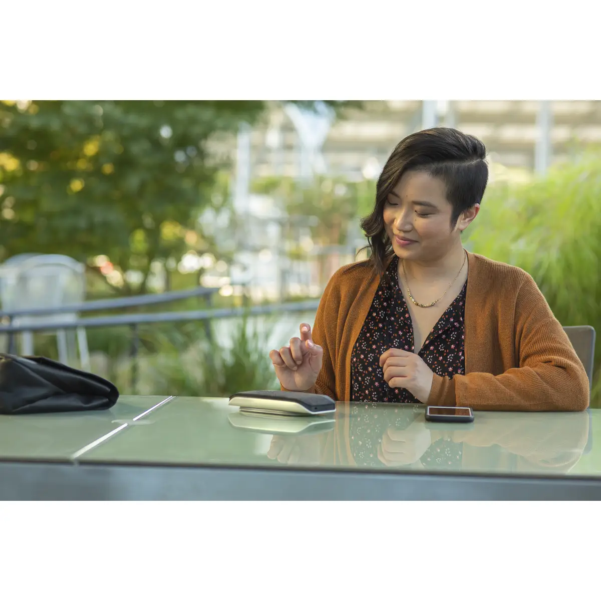 POLY Sync 20+ USB-C Freisprecheinrichtung für Microsoft Teams zertifiziert Mobiltelefon/PC Schwarz Silber 55 dB 0,715m IP64 Tasten Berührung