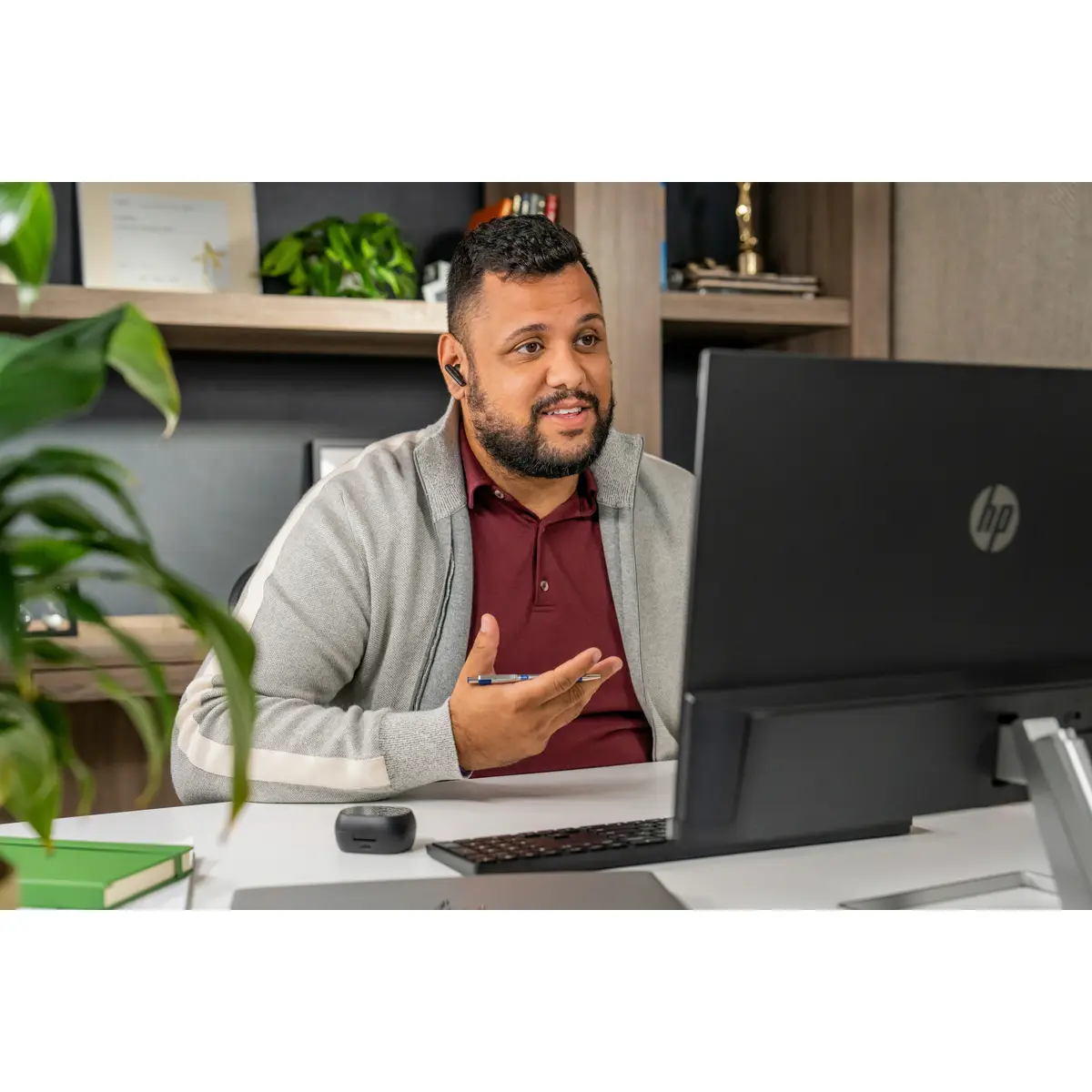 POLY Voyager Free 60+ Kopfhörer Kabellos im Ohr Büro/Callcenter Bluetooth Schwarz