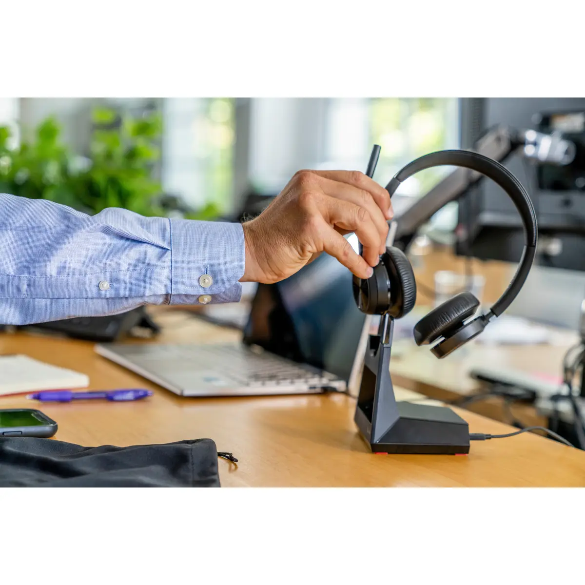 Poly Voyager 4320 UC Kopfhörer mit USB Typ-A Bluetooth Ladestation Schwarz