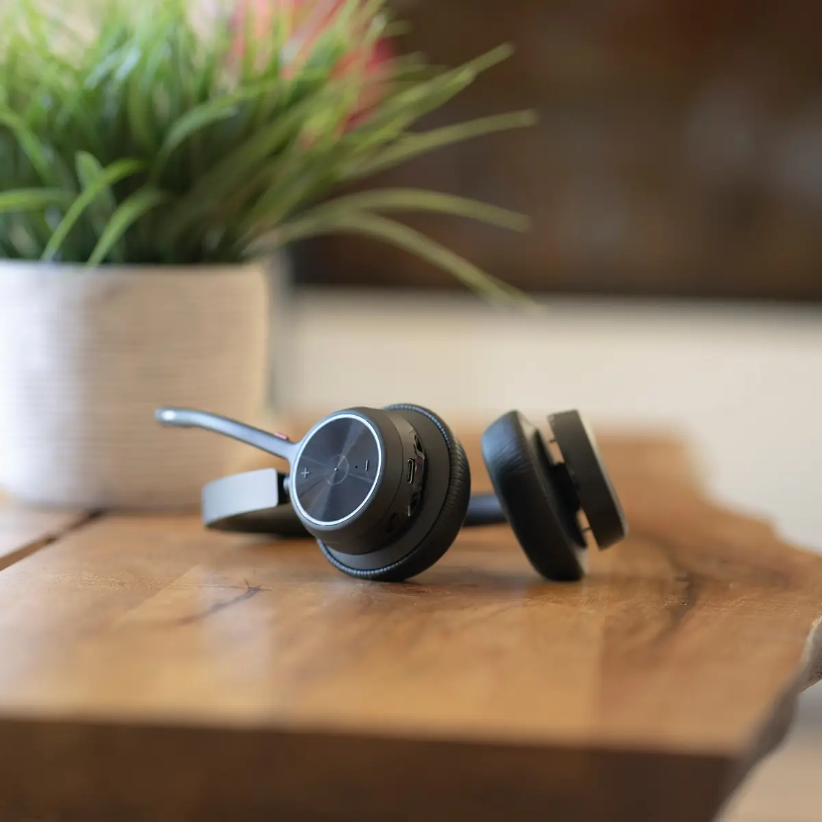 Poly Voyager 4320 UC Kopfhörer mit USB Typ-A Bluetooth Ladestation Schwarz