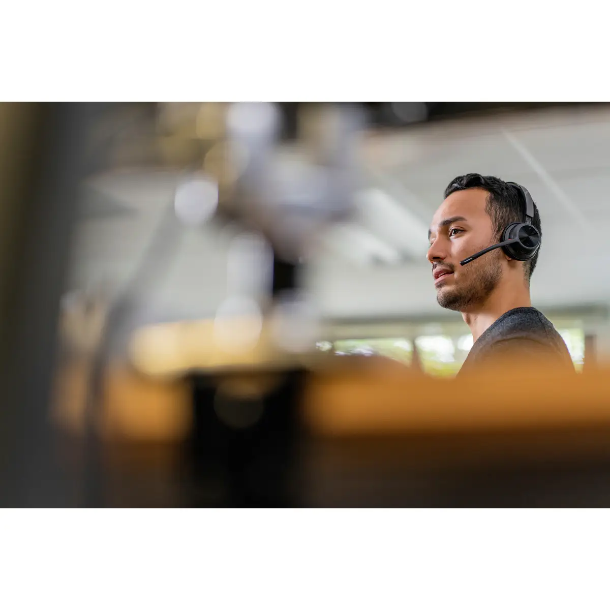 Poly Voyager 4320 UC Kopfhörer mit USB Typ-A Bluetooth Ladestation Schwarz