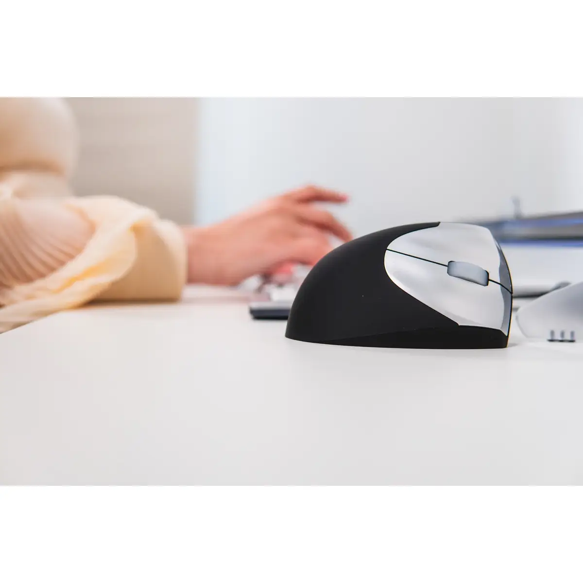 Handshake Mouse Wireless VS4, rechts, Vertikale Ausführung, Laser, RF Wireless, 2400 DPI, Schwarz, Silber