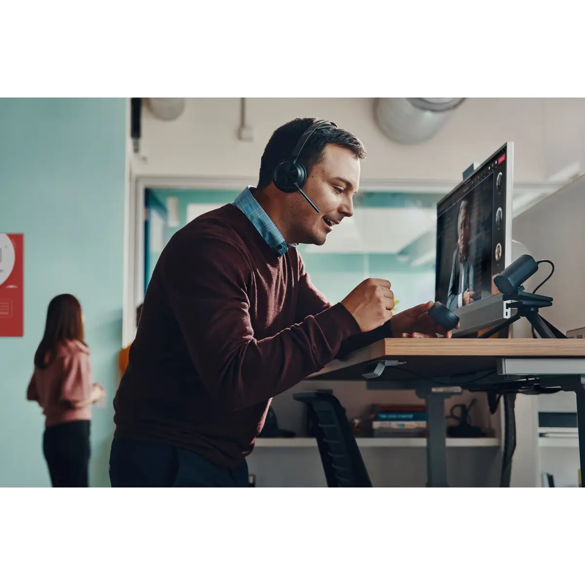 Poly Voyager Focus 2 Headset On-Ear Bluetooth kabellos aktive Rauschunterdrückung Adapter USB-C via Bluetooth Schwarz Zoom Certified
