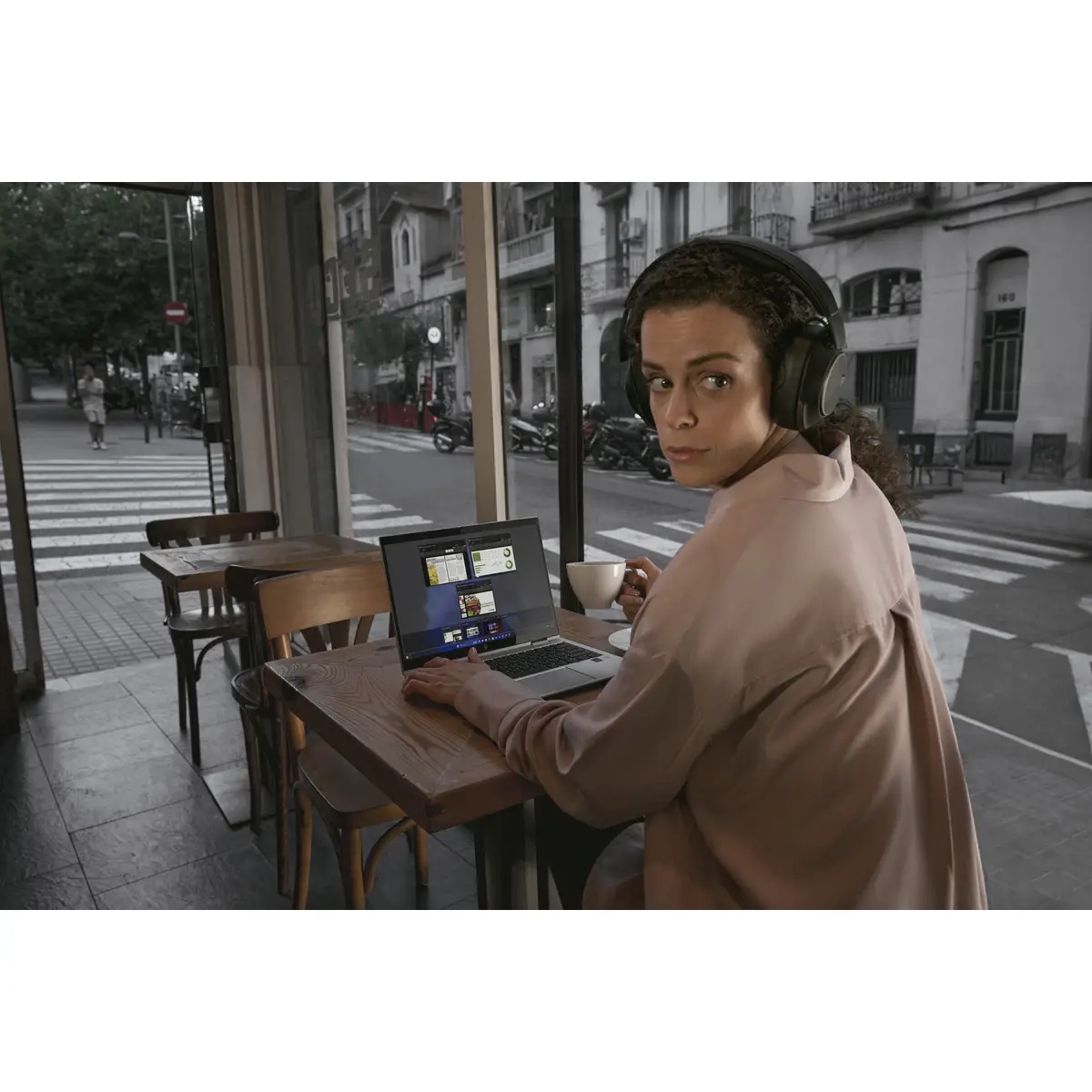 EliteBook 6 G1q 14 inch Notebook Next Gen AI PC, 14", Windows 11 Pro, Qualcomm Snapdragon X Plus, 32GB RAM, 1TB SSD, WUXGA